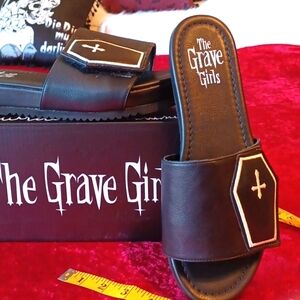 DOLLSKILL GRAVE GIRLS COFFIN/CROSS VELCRO ON TOP SLIDES